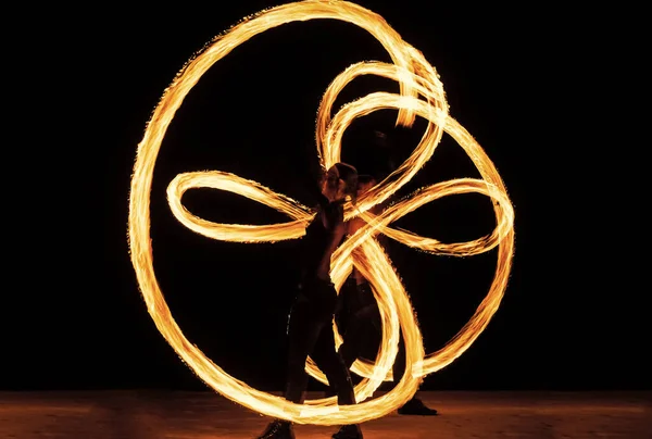 Isı ve ateşi manipüle etme gücü. Birkaç dansçı yanan ikizleri manipüle ediyor. Yangın gösterisi. Poi dönüşü. Zarafet ve tehlike. Gece festivali — Stok fotoğraf