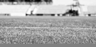 Açık stadyumdaki yeşil çimenler, seçici odak noktası. Spor ve oyunlar. Sağlıklı bir yaşam tarzı. Futbol sahasında. İşaretli gridiron. Stadyum futbol sahası