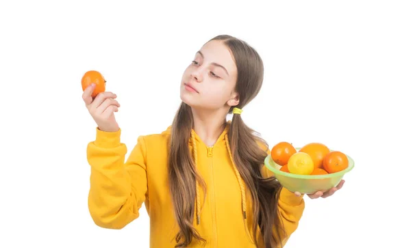 やってみろ。健康的な生活。食事と子供の肌の美しさ。柑橘系のフルーツプレートの女の子。ビタミンと食事. — ストック写真
