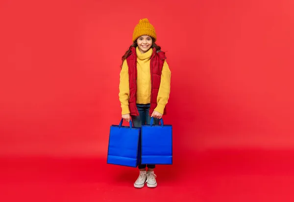 Zwarte vrijdag korting. seizoensgebonden kerstverkoop. gelukkig tiener meisje in met boodschappentas. — Stockfoto