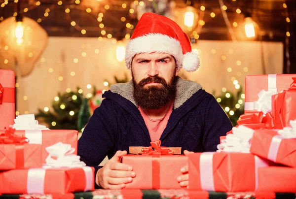 In bad mood. happy new year. Xmas present box. hipster santa hat. Christmas shopping. winter shopping sales. holiday celebration. christmas presents delivery. Boxing day. happy bearded man — Stock Photo, Image