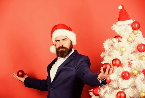 Děkuji. obchodník zdobí novoroční stromek. muž slaví Vánoce. Veselé svátky. prodej zimní sezóny. Veselé Vánoce. vousatý muž Santa klobouk drží vánoční míč. magická tvořivost. bílé Vánoce — Stock fotografie