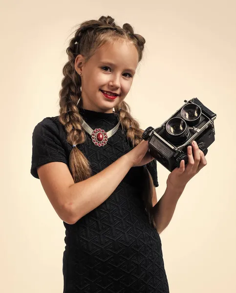 Stijlvol kind met retro camera maken foto geïsoleerd op wit, technologie — Stockfoto