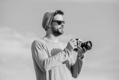 Ben de yaşadım. Seksi turist muhabiri. Kamerayla seyahat et. Erkek modası. Moda görünüyor. Kameralı maço adam. Macera yakalamak. Gazeteci. gözlüklü fotoğrafçı