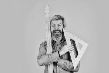 Okul dersleri. Eğlenerek ders çalışmak. Ölçüm aracı. Öğretmen sapı. Okul eğitimi. İlginç bir bilmece. Çözüm bul. Bedava eğitim. Geometri öğretiyorum. Sakallı adam cetvel kullanıyor. Eğitim kavramı