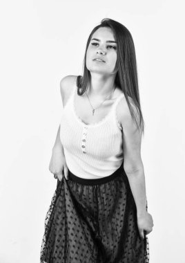 Beyaz arka planda kız boho tarzı elbise, tatil kıyafeti konsepti