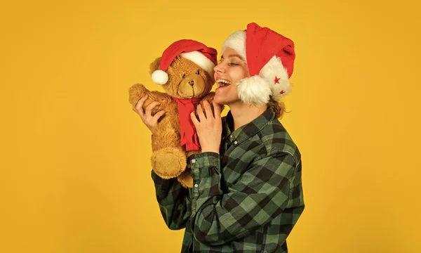 Une fille avec un ours en peluche. Charité et gentillesse. Beau câlin. Joli jouet. Esprit de Noël. Dame ludique sourire visage. Joue avec le jouet. Jolie femme fête Noël. Souvenirs de Noël de l'enfance — Photo