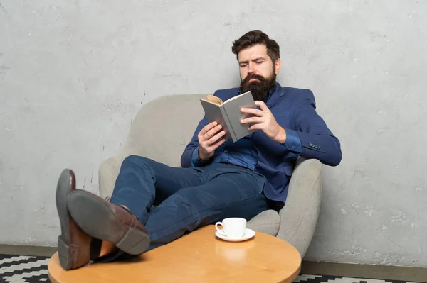 E 'ora di leggere. Uomo d'affari leggere libro rilassante in poltrona. Riposa in pace. Riposo durante il lavoro — Foto Stock