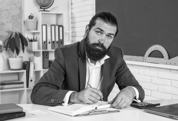 Demasiado trabajo. educación informal. estudiante masculino se sienta en el aula mientras la lección. aprobar el examen. aprender el tema. de vuelta a la escuela. Feliz día de los maestros. hombre brutal con traje de barba — Foto de Stock