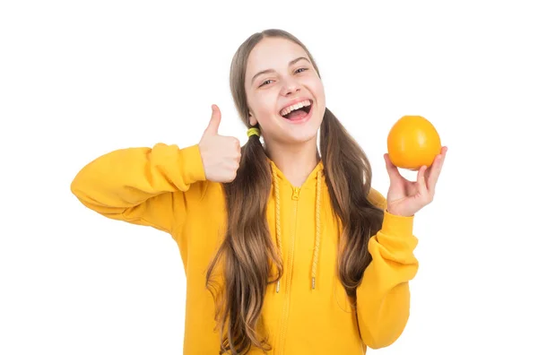 Vidám gyermek citrusos narancs gyümölcs tele vitaminokkal elszigetelt fehér, hüvelykujj fel — Stock Fotó