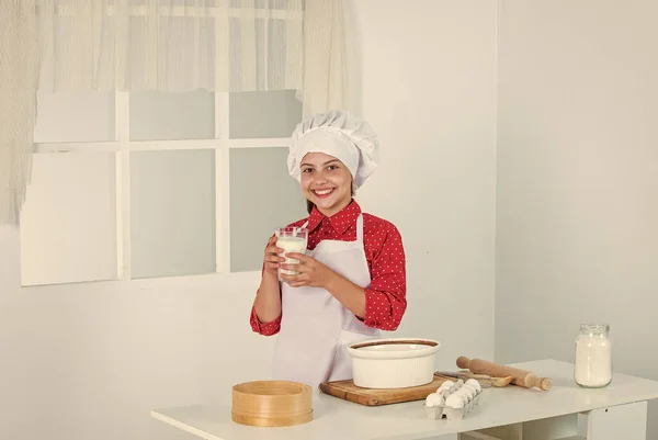 우유 한 잔. 부엌에서 요리하는 행복 한아이. 부엌에서 구운 쿠키. 전문적 이고 숙련 된 제빵사죠. 셰프 복장에 모자쓴 애. 반죽을 준비하는 십 대 소녀. 레시피로 케이크를 만드는 것입니다. 먹을 시간 — 스톡 사진