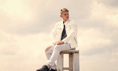 Kendi pusulan ol. Bekar adam bulutlu gökyüzünde oturuyor. Dinlenmenin tadını çıkarıyorum. Yaz tatili. Seyahat ve boş zaman. Açık hava macerası. Seyahat ve seyahat tutkusu. Erkek sadece tatil. Mansiyon