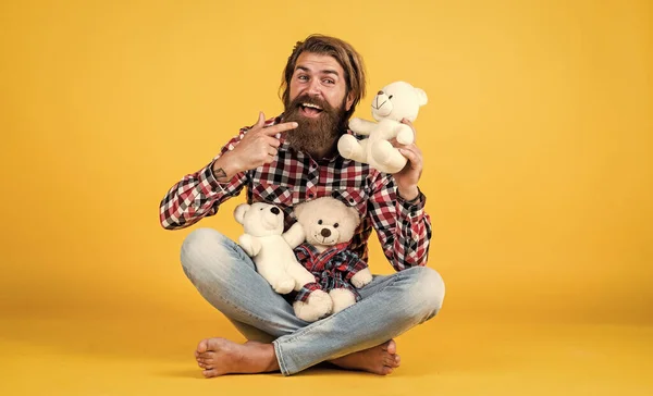 Que fofo. homem barbudo alegre segurar ursinho. masculino sentir brincalhão com urso. brutal maduro hipster homem jogar com brinquedo. Feliz aniversário. estar de bom humor. dia feliz dos namorados — Fotografia de Stock