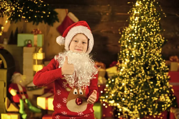 休暇の準備ができている。子供はクリスマスプレゼントを待ってる。贈り物を買う時間だ。買い物売り上げ。休日の準備とお祝い。小さな男の子はサンタの帽子と髭を着用します。クリスマスの時間構成。新年明けましておめでとう — ストック写真