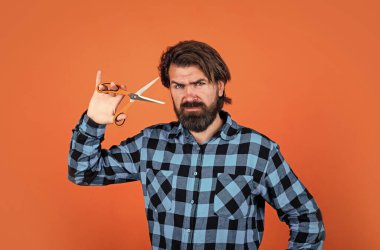 Sakallı hippi sakalını ve bıyığını kesti. Berber dükkanı. Berberler makas kullanır. Saç kesmek için makas kullanan moda bir adam. Kuaför salonundaki kendine güvenen adam. erkeklik ve karizma