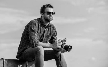 Yolculuk hakkında. Gezgin, arabayı bekle. Erkek modası. Moda görünüyor. Seksi turist muhabiri. Gözlüklü fotoğrafçı. Bagajında kamera olan maço bir adam. Macera yakalamak. gazeteci