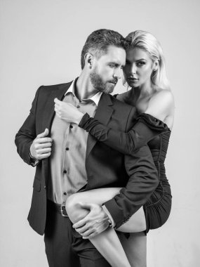 Seksi erkek ve kadın birbirlerine aşık romantik ilişkiler, romantizm yaşıyorlar.