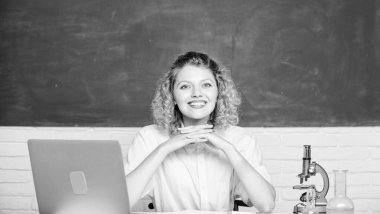 Bilim laboratuarı. Okulun laboratuarındaki bilim adamı. Biyoloji deneyi. Sınıftaki bilgisayar laboratuvarındaki kız. Mikroskop ve deney tüpüyle mutlu bir öğrenci. Kimya araştırma sonuçları hakkında notlar al