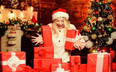 Çok memnun oldum. Xmas bayram hediyesi. Boks günü. Neşeli kız, kırmızı Noel Baba şapkası. Son hazırlıklar. Noel zamanı. Mutlu kadın hediyeleri sever. Kış alışverişi. Yeni yılı evde kutlarız.