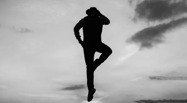 Silueta del hombre saltar o volar en el cielo al amanecer mientras habla por teléfono, comunicación —  Fotos de Stock