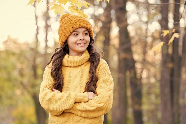 Boldog gyermek visel kötöttáru őszi időjárás, divat — Stock Fotó