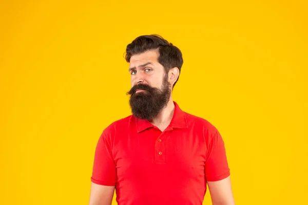 Duvidando hipster macho com barba no fundo amarelo, retrato — Fotografia de Stock
