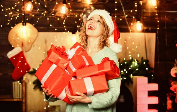 Ragazza con regali. Il Natale è di gran lunga il più atteso per vacanza di anno. Sii generoso. Donna tenere scatola regalo decorazioni natalizie sfondo. Effettuare gli ordini di Natale e le prenotazioni abbastanza presto — Foto Stock