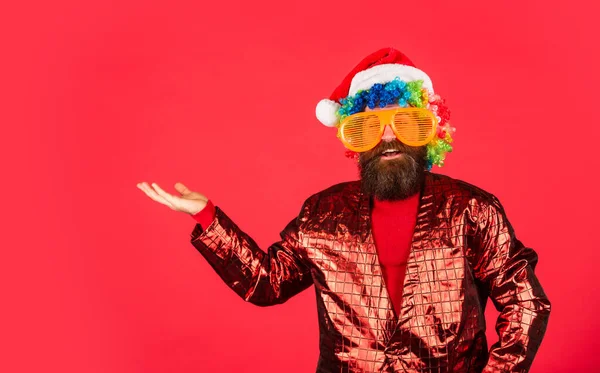 Festa di Capodanno. hipster maturo e brutale in cappello di Babbo Natale. sorpresa per le vacanze di Natale. il suo periodo natalizio. regali e regali di preparazione. felice uomo barbuto in occhiali da festa. copia spazio — Foto Stock