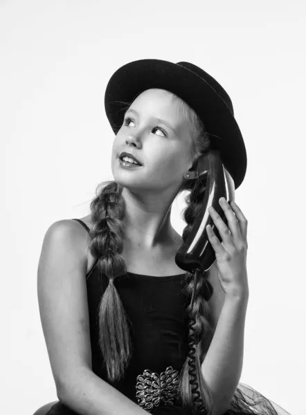 Leuk gesprek. vrolijk meisje met retro look geïsoleerd op wit. Een ouderwetse mode. kind spreken op retro telefoon. schoonheid en mode. Praten met een vriend. Kindergeluk. Beantwoord de oproep — Stockfoto