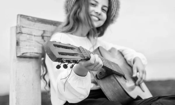 Веселись на вечеринке. гитарист или гитарист. певица с гитарой. Девушка играет на гитаре. концепция музыкальной школы. кантри музыка. Музыка это моя жизнь. ребенок с акустическим струнным инструментом. селективный фокус — стоковое фото
