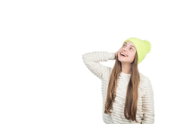 Feliz adolescente chica en punto sombrero ropa de abrigo aislado en el espacio de copia blanca, moda — Foto de Stock