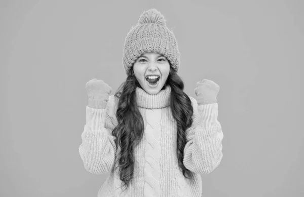 幸せな冬の休日。自家製ニット寒い季節のファッション。暖まるなよお気に入りのセーターの女の子帽子と手袋のアクセサリー幸せな子供トルコ石の壁インフルエンザは無し冬休みの準備 — ストック写真