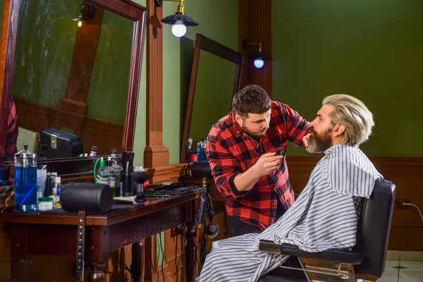 Hipster con barba tinta e baffi. uomo vuole nuova acconciatura. bellezza e moda maschile. uomo maturo al barbiere. L'uomo barbuto dal parrucchiere. barbiere professionista con cliente maschile. Capelli come fuoco — Foto Stock