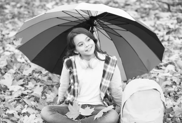 Boldog tinédzser gyerek élvezni őszi erdő gyönyörű szezonális természet alatt színes esernyő tartsa juhar levelek iskolai táska, álmodozó — Stock Fotó