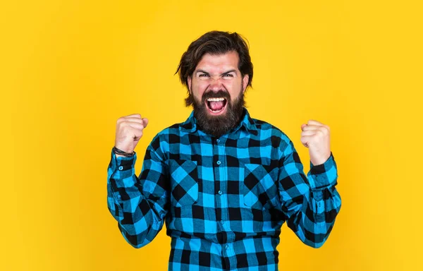 ¿Sí? exitoso hombre guapo brutal con bigote. peluquero maduro sobre fondo amarillo. masculinidad y carisma. estilo de moda casual. hipster barbudo de aspecto moderno. concepto de peluquería — Foto de Stock