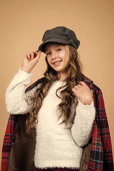 Criança feliz em cap com penteado elegante usar jaqueta quadriculada, casual — Fotografia de Stock