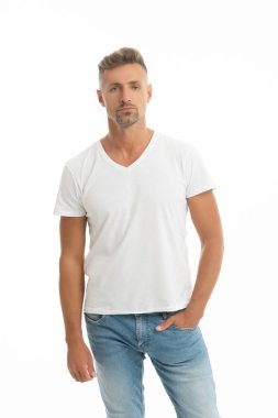 Basitçe anlat. Beyazlar üzerinde izole edilmiş ciddi bir adam. Beyaz tişörtlü yakışıklı adam. Beyaz adam.