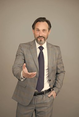 Başarılı ve kendinden emin CEO iş görüşmesi ve pazarlığı yapıyor.