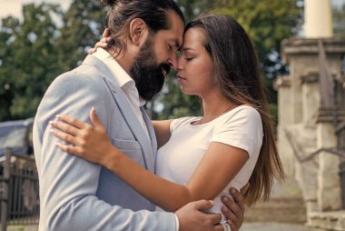 Derin bir aşk. Erkek ve kadın romantik bir randevuda. Romantizm. Genç aile ilişkileri. Aşk ilişkisi. Kız arkadaşı ve erkek arkadaşı. Sevgililer günün kutlu olsun. Birbirlerine aşık şık çiftler açık havada kucaklaşırlar.