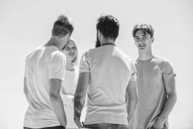 Yaz tatili. Erkek kadın gökyüzü geçmişi ile iletişim kuruyor. İletişim yetenekleri. Sosyal etkileşim. İnsan iletişimi. Neşeli insanlar iletişim kuruyor. Ağ konsepti. Arkadaşlarla vakit geçirmek.