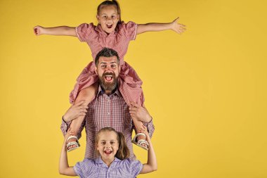 Çocuklar babalarıyla eğleniyor, birlikte eğleniyorlar.