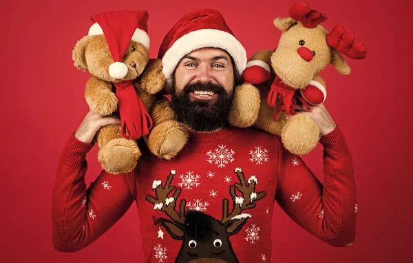 Heureux homme barbu en costume de Père Noël célébrer vacances d'hiver de Noël et se sentir joyeux sur les cadeaux de Noël, magasin de jouets — Photo