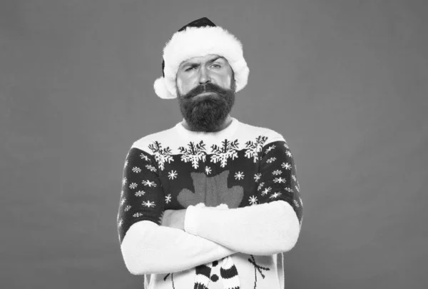 Bekliyorum. Komik örgü kazaklı adam. Xmas alışveriş zamanı. Hediyeler ve hediyeler hazırla. Noel Baba şapkalı ciddi sakallı adam. Yeni yıl partisi eğlencesi. Kış tatilini kutlamak. Mutlu Noeller. — Stok fotoğraf