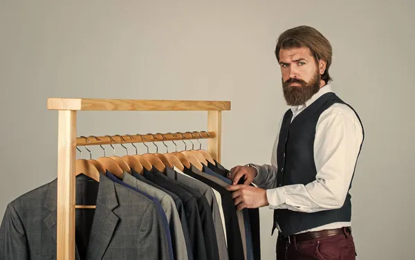 Baard man klant op zoek naar zijn maat formele pak, vintage voorraad concept — Stockfoto