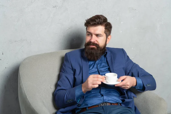Nyugodj meg és nyugodj meg. Egy profi férfi lazít, teázik a karosszékben. Munkahelyi tea — Stock Fotó