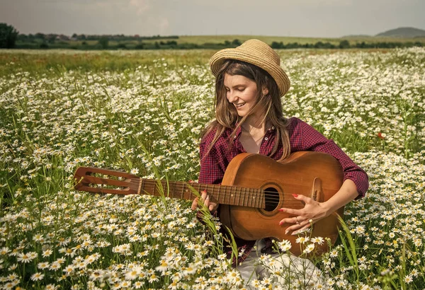 Young female singer in poppy field with guitar, music guitarist — Stock Photo, Image