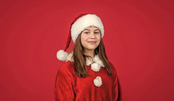 Mutlu noel baba çocukları. Kırmızı Noel Baba şapkalı ve kostümlü gülümseyen çocuk. Kış tatilini kutlamak. Noel alışverişi zamanı. Genç kız mutluluğu hissediyor. Hediyeler ve hediyeler için satış — Stok fotoğraf