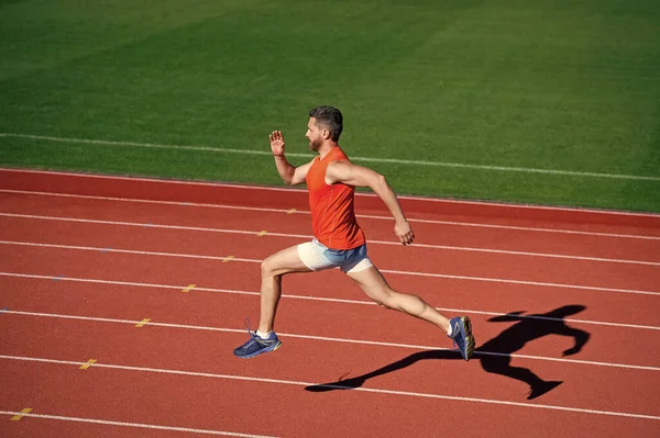 Idrottsman i sportkläder springa snabbt sprintning på löparbanan, energi — Stockfoto