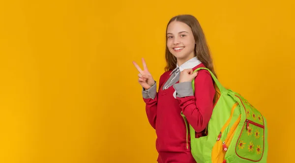 Szczęśliwa nastolatka nosi plecak. Z powrotem do szkoły. Dzień wiedzy. koncepcja edukacji. — Zdjęcie stockowe
