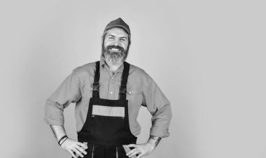 Mühendis ve sanayi binası. Tamir reklamı. İnşaatçı ya da sıva ustası. Üniformalı bir tamirci. Ustabaşı içki tulumu giyer. İş kıyafetleri içinde bir işçi. Çalışan tulum üreticisi